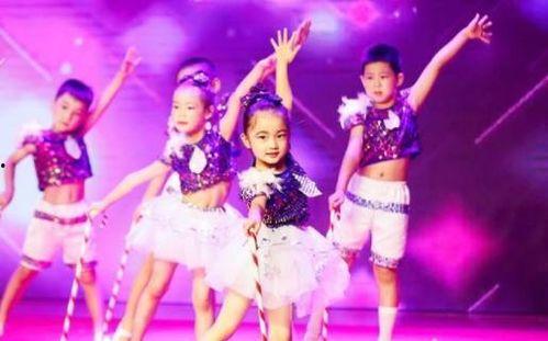 网红宝宝上台表演视频,网红宝宝惊艳亮相，萌态可掬引观众尖叫