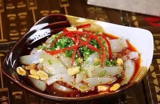 晚上在阳台吃瓜吃凉粉,阳台瓜香凉粉，夏日消暑美食时光