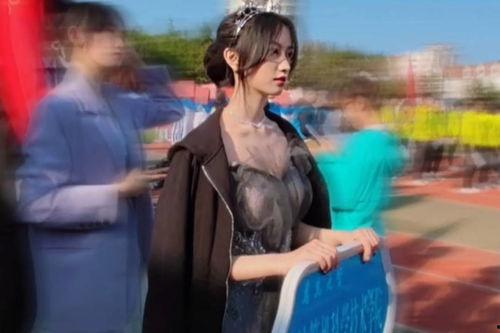 明星举牌照片,明星举牌瞬间，捕捉镜头下的风采瞬间