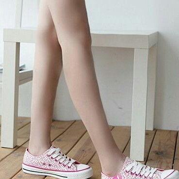 初中女生网红小白鞋图片,初中女生网红小白鞋的时尚演绎