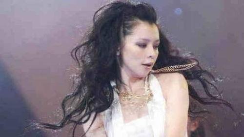 女明星掉落衣服,女明星掉落衣服瞬间引发热议