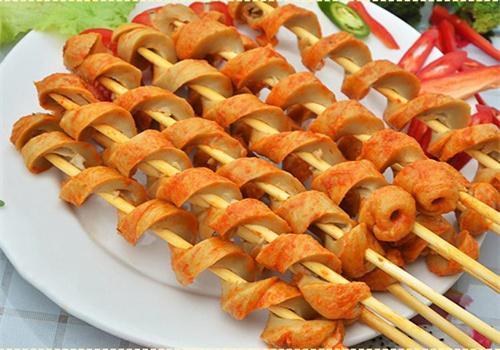 网红小面筋手把串,街头小吃新宠，一口咬下满口香