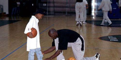 篮球明星绑鞋带图片,专业技巧与独特风采