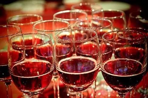 网红卧室红酒桌子高度,打造时尚家居新高度